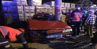 Sakarya'da beton direğe çarpan otomobilin sürücüsü hayatını kaybetti