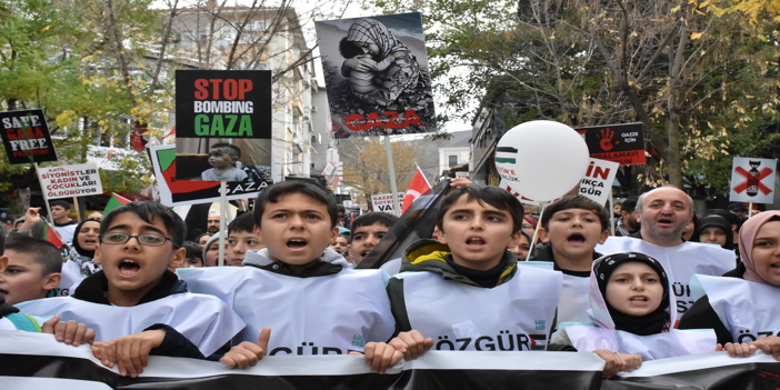 Bursalı çocuklar el ele tutuşarak Filistinli mazlumlar için 