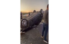 (Video) Sürücüsünün kontrolünden çıkan otomobil takla attı 