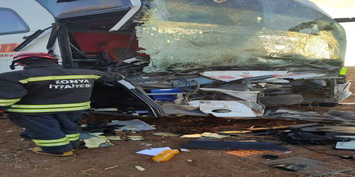 Konya'da yolcu otobüsü ile traktörün çarpıştığı kazada 8 kişi yaralandı