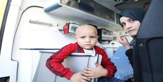 Gazze’den 12 kanser hastası çocuk Mısır’a getirildi