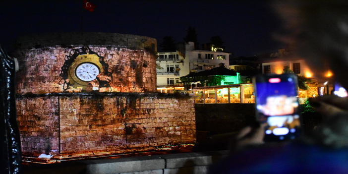 Antalya Kültür Yolu Festivali'nde dijital enstalasyon sergisi Hıdırlık Kulesi'ne yansıtıldı