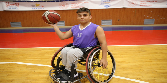 15 yaşındaki engelli basketbolcu Efe, Süper Lig'deki takımının vazgeçilmezi oldu