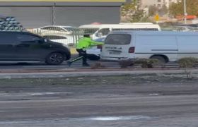 (Video) Trafik polisi, yolda aracı arızalanan sürücüye yardım etti