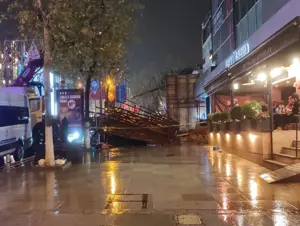 Kadıköy'de güvenlik paneli şiddetli rüzgardan  devrildi