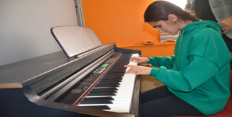 Ders aralarında okuldaki piyanoyu çalan görme engelli öğrenciye, belediye başkanı org hediye etti