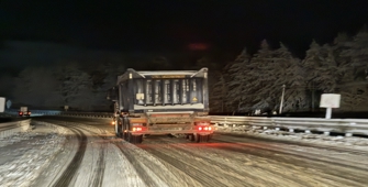 Kastamonu'da kar yağışı nedeniyle araçlar yolda kaldı