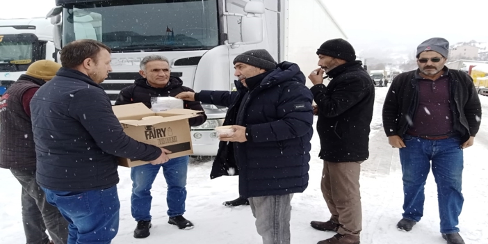 Ardahan'da kar nedeniyle araçlarıyla yolda kalanlara çorba ikram edildi