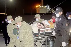 Mehmetçik deprem bölgesindeki vatandaşlara yardım elini uzatmaya devam ediyor