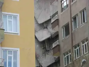 Diyarbakır’da ağır hasarlı binada çökme oldu