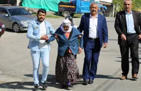 110 yaşındaki Safiye nine yürüyerek sandık başına gitti