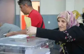 Diyarbakır'da vatandaşlar oy kullanmaya devam ediyor
