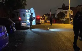 (Video) Ayrılmak isteyen sevgilisini cadde ortasında tabancayla vurdu