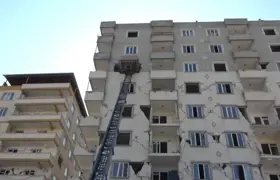 (Video) Canlarını hiçe sayıp ağır hasarlı binalardan eşya taşıyorlar