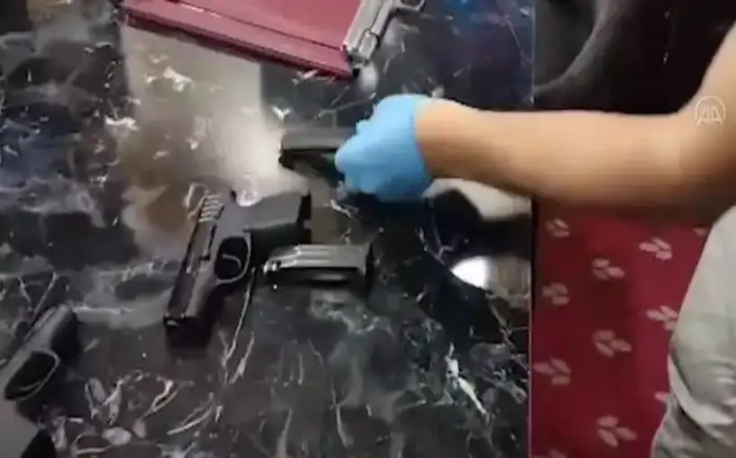 Diyarbakır'da bir eğlence mekanında silah ve mühimmat bulundu