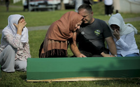 (Video) Srebrenitsa katliamı yıl dönümünde anılıyor