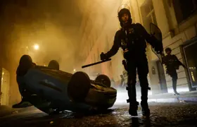 Fransa'da kaos sürüyor, 719 yeni gözaltı, belediye başkanının evine saldırı...