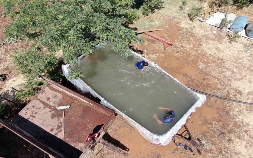 (Video) Çocukları için römorku havuza çevirdi