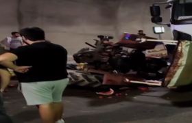 (Video) Tünel içerisinde kamyon, traktöre arkadan çarptı