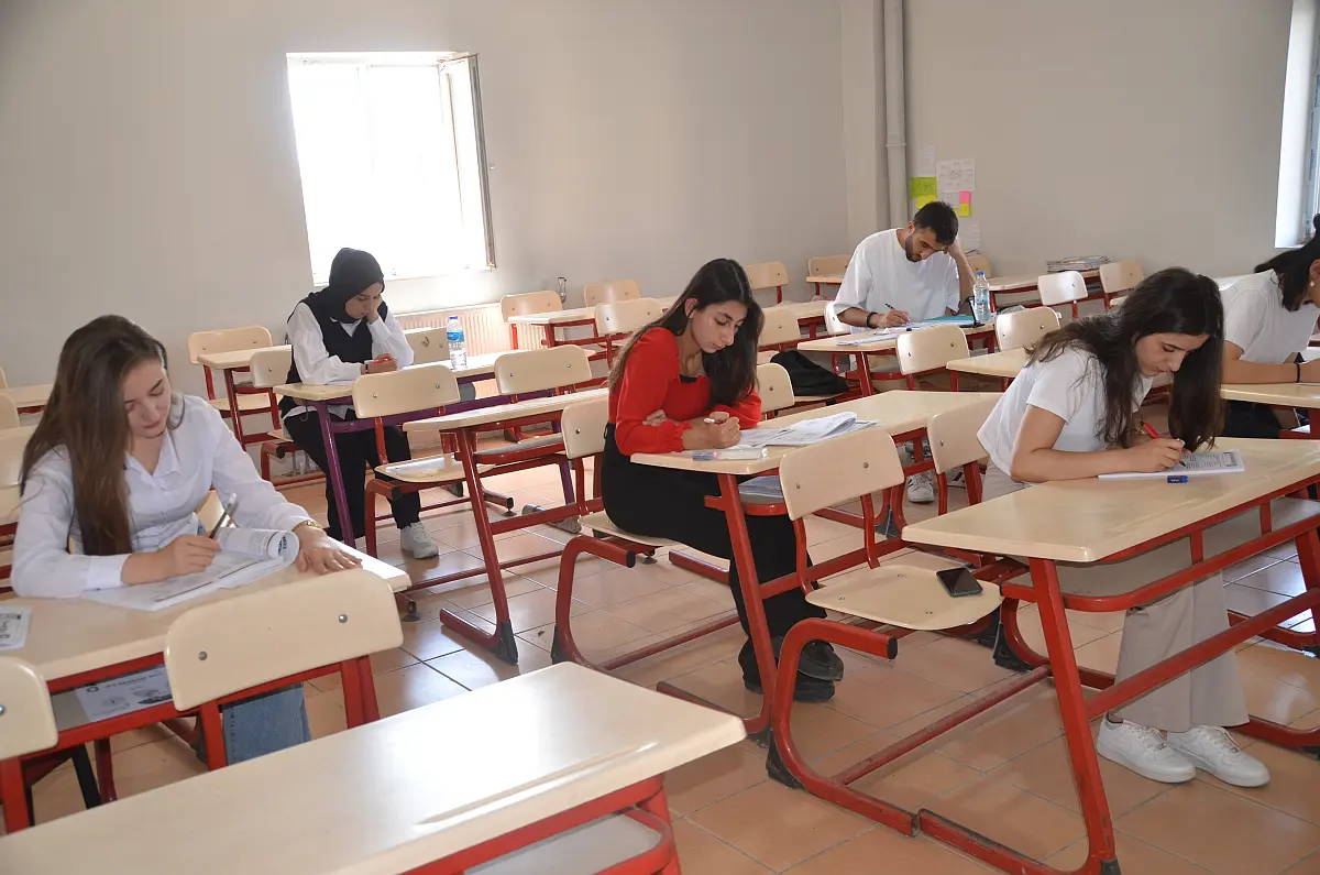 Hakkari'de ücretsiz etüt merkezinden yararlanan 52 öğrenci, YKS'de yüksek puan aldı