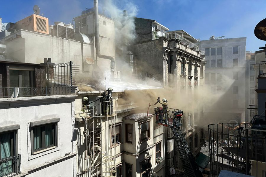 Beyoğlu'nda 4 katlı binanın çatısında çıkan yangın söndürüldü