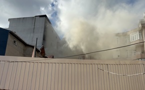 Kocaeli'de çatıda çıkan yangını söndürmeye çalışan usta yaralandı