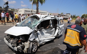 Mersin'de tırın çarptığı hafif ticari araçtaki 5 kişi yaralandı