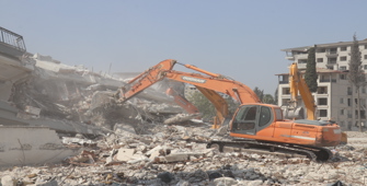 Depremlerden etkilenen Hatay'da bina yıkımı devam ediyor