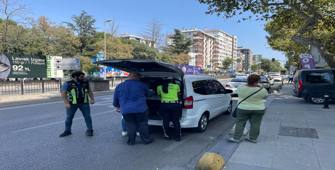 Kadıköy'de yayalara yol vermeyen sürücülere 15 bin 832 lira ceza kesildi
