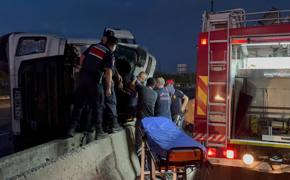 Kocaeli'de tır devrildi 2 kişi yaralandı