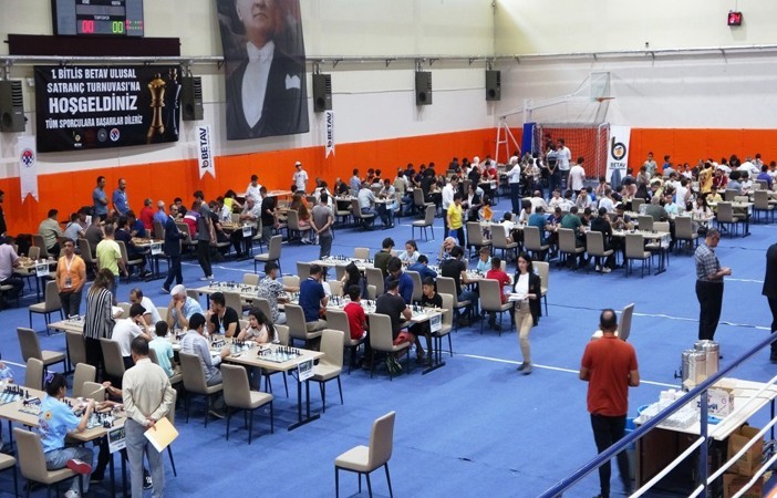 Bitlis’te 4 ülkeden 260 sporcu satranç turnuvasında ter döktü