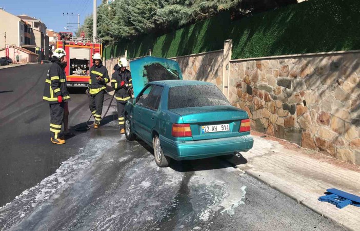 Edirne’de alev alan otomobili itfaiye ekipleri söndürdü