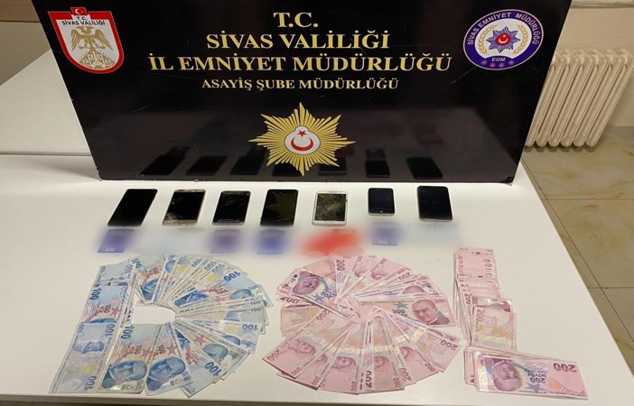 Sivas’ta dolandırıcılık yapan sahte polis ve savcı yakalandı