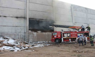 Biga’da mobilya fabrikasında çıkan yangın söndürüldü