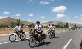 Bisiklet tutkunları bisikletleriyle 80 kilometre yol kat ettiler