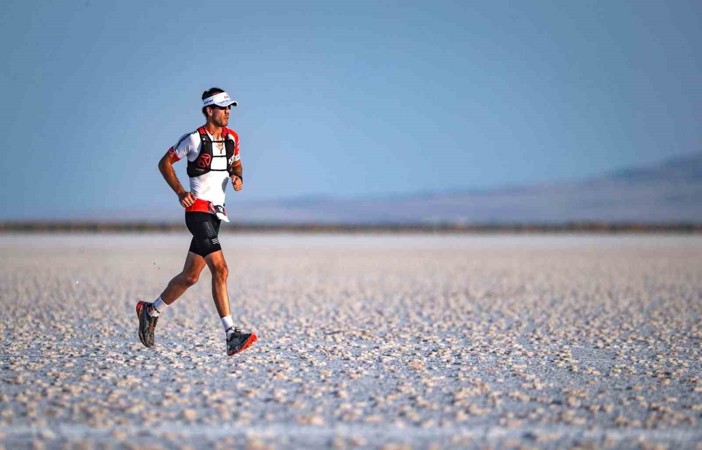 UMKE gönüllüsü Tuz Gölü’nde düzenlenen 160 kilometrelik koşuda birinci oldu