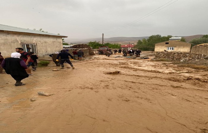 Van’da sağanak yağış su baskınlarına neden oldu