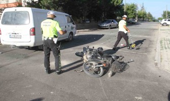 Minibüsle çarpışan motosikletin sürücüsü ağır yaralandı