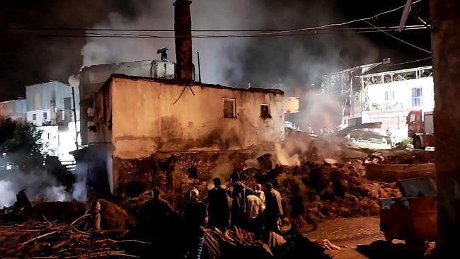 (Video) Erzurum'da 8 ev küle döndü