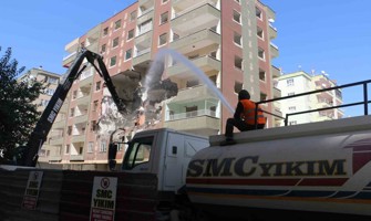 (Video) Diyarbakır’da ağır hasarlı binaların yıkım çalışmaları devam ediyor