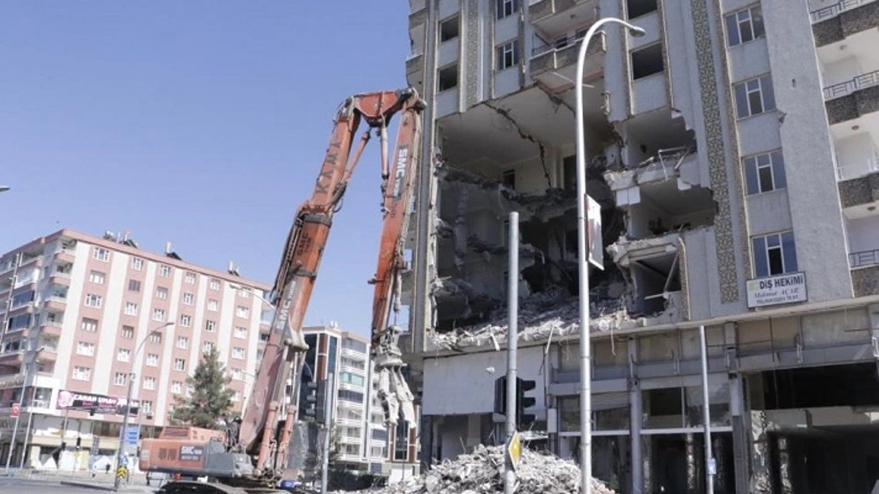 Diyarbakır esnafı ağır hasarlı binaların yıkımının hızlandırılmasını istiyor