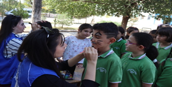 Iğdır'da gönüllü gençler çocukları sevindiriyor