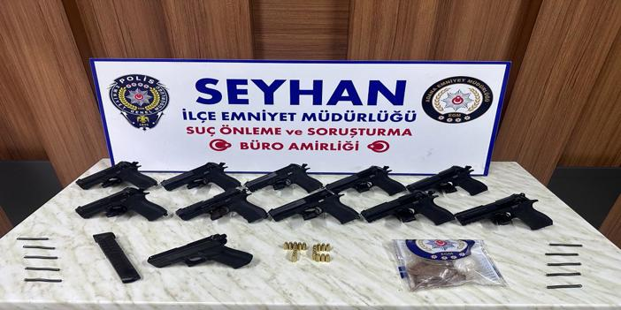 Adana'da bir evde ruhsatsız 11 tabanca ve 74 gram esrar ele geçirildi