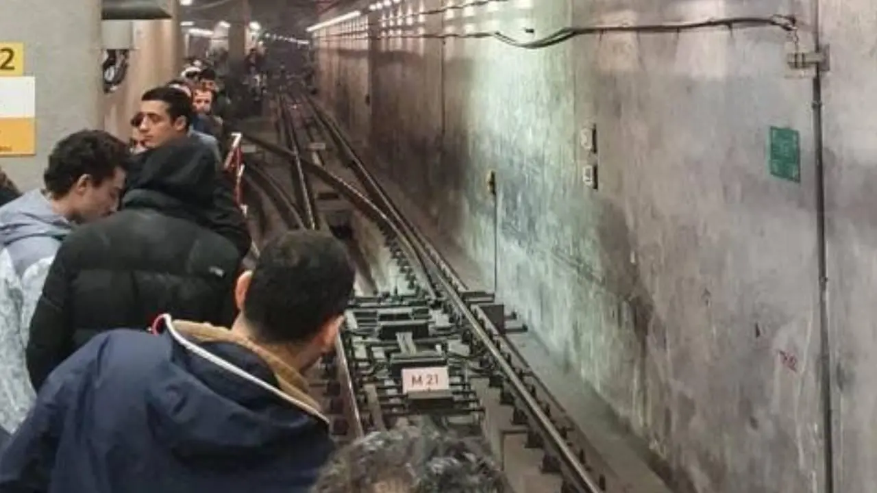 İstanbul'da metro arızası, yolcular yine raylarda!
