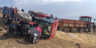 Tahıl yüklü traktör devrildi, 2 kişi yaralandı