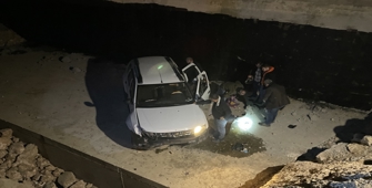 Bursa'da yol çalışması yapılan inşaat alanına düşen otomobilin sürücüsü yaralandı