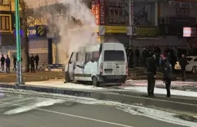 Diyarbakır'da seyir halindeki minibüs yandı
