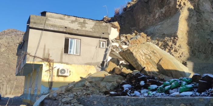 Şırnak'ta yamaçtan kopan kaya parçaları bir eve zarar verdi