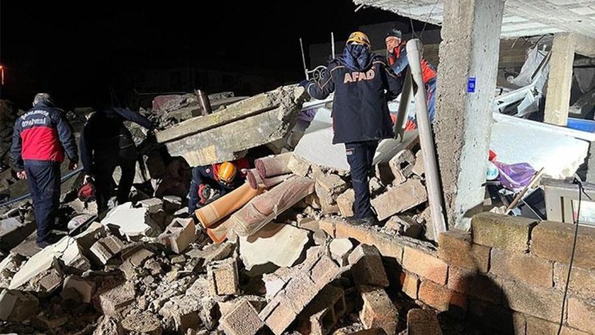 Deprem bölgesinde ev çöktü: 2 kişi öldü, 8 kişi yaralandı