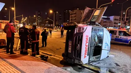 Mersin'de ambulans ile otomobil çarpıştı, yaralılar var